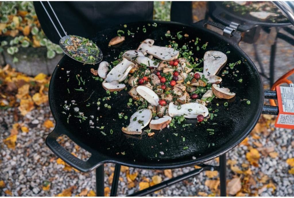muurikka-58-cm-grill-pan-with-protective-bag-durable-rolled-steel-fire-pan-for-campfire-outdoor-grilling-03-muurikka-58-cm-grill-pan-with-protective-bag---dur-3.jpg